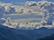 27 Cumuli coreografici in Val Serina sopra il Monte Gioco (zoom)